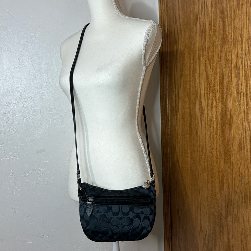 NWOT Coach black signature pleated fabric swing pack bag